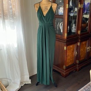 Gorgeous pant suit by Lulu’s in a hunter green color size medium.